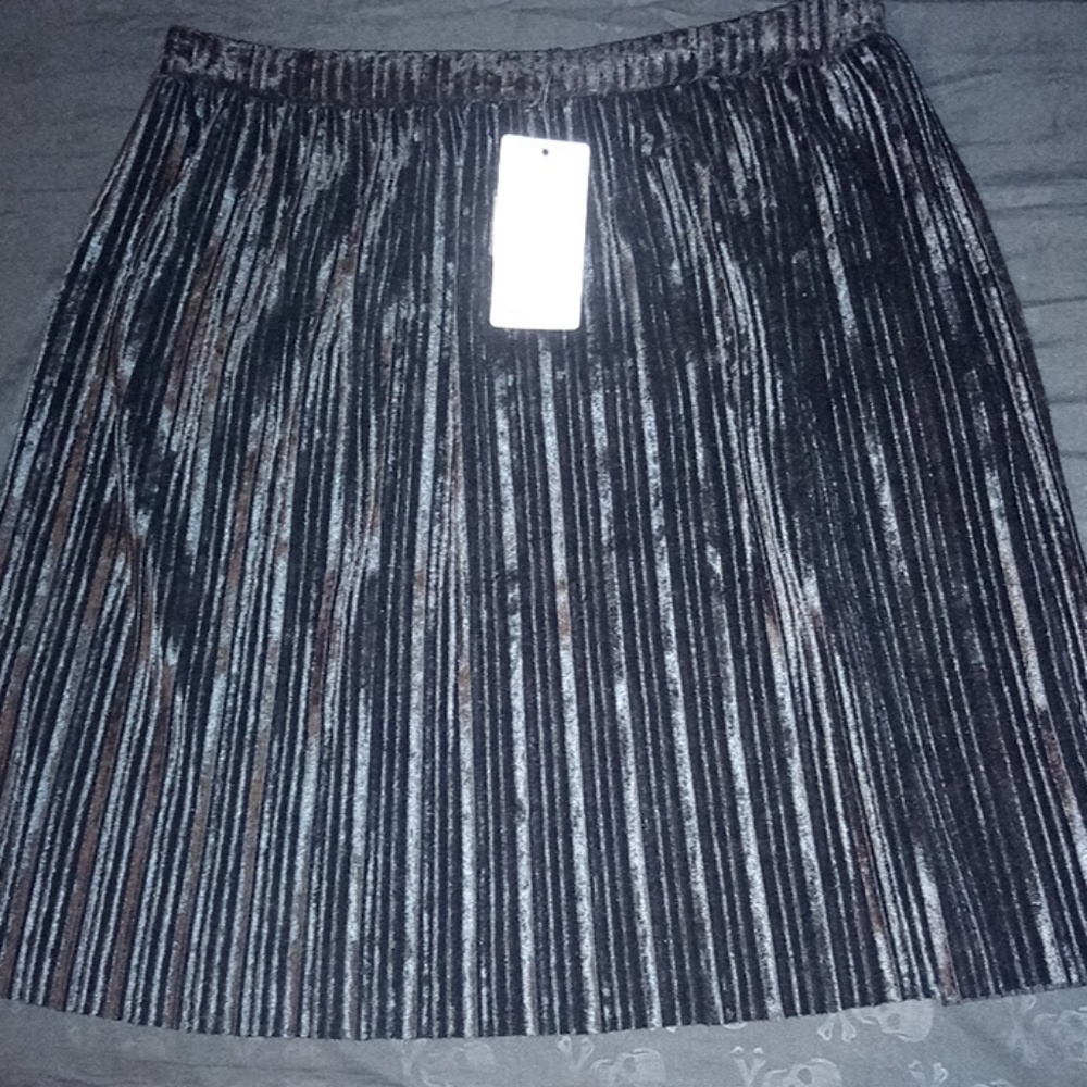 🆕 Mango, black pleated velvet skirt